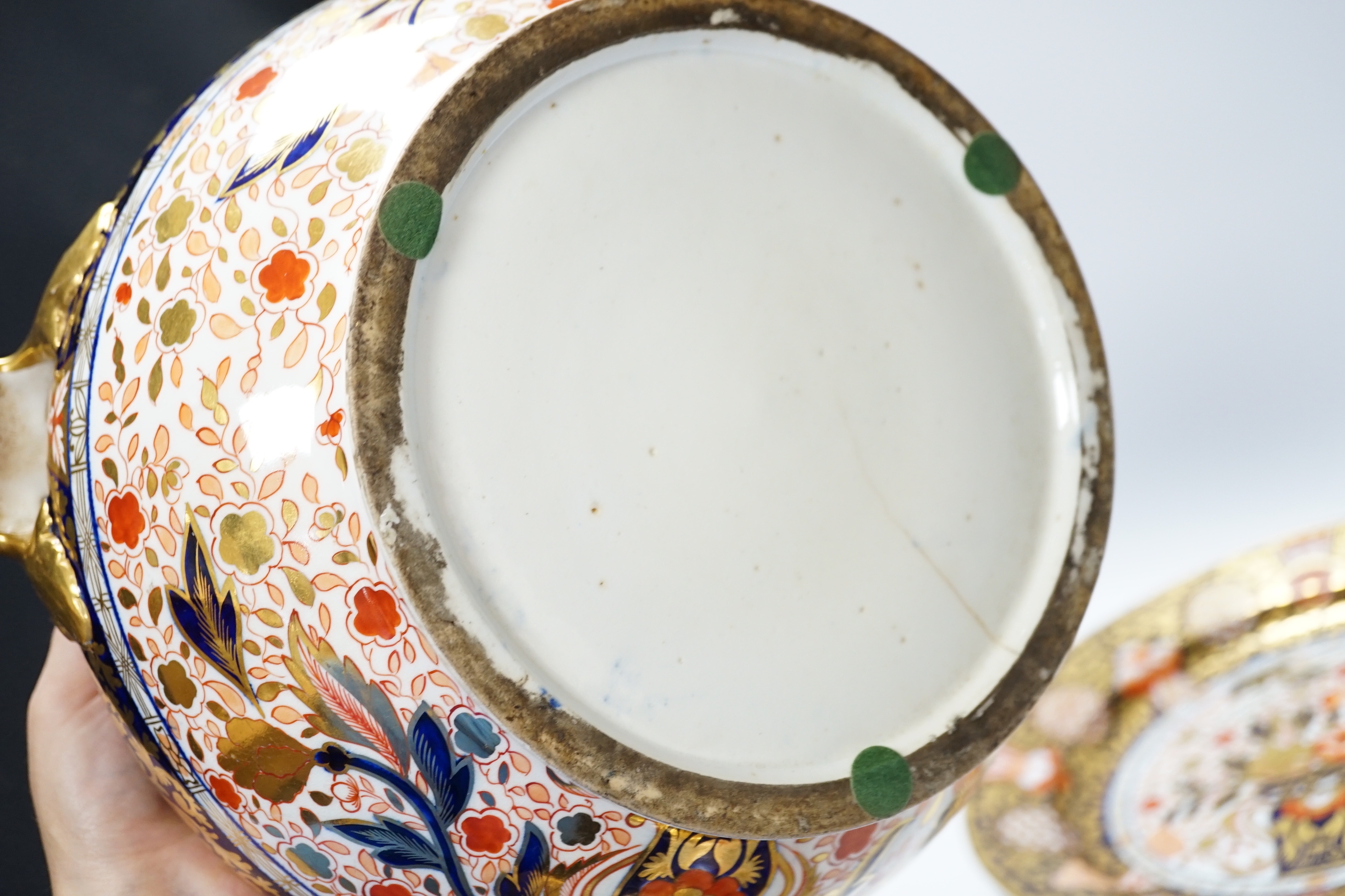 An early 19th century soup tureen on stand with cover, ‘Japan pattern’, 29cm high